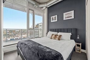 2 bedrooms, iron/ironing board, WiFi, bed sheets - The Brixton - DT Views, by Bow River & Saddledome (Calgary)