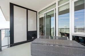 Outdoor dining - Stunning 1BR with Calgary Tower views! *Stampede!* (Calgary)