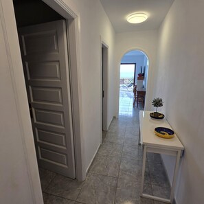 A hallway with a door leading to a balcony with a view of the sea. - Victoria Court II (Los Cristianos)