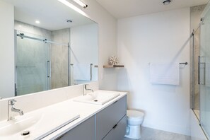 コンドミニアム | バスルーム | ヘアドライヤー、タオル、石鹸、シャンプー