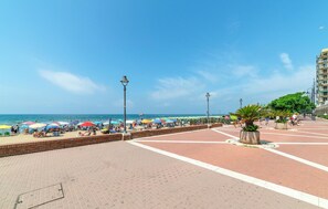 Una spiaggia nelle vicinanze