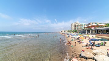 Una spiaggia nelle vicinanze