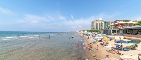 Una spiaggia nelle vicinanze