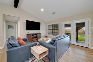 Téléviseur, table de ping-pong, jouets, livres