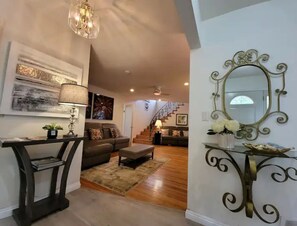 Living area - Charming Disneyland Vacation House. (Santa Ana)