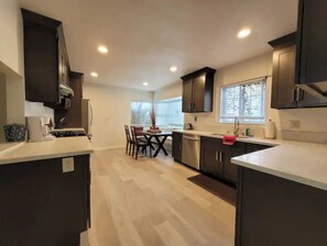 Fridge, oven, stovetop, cookware/dishes/utensils - Charming Disneyland Vacation House. (Santa Ana)