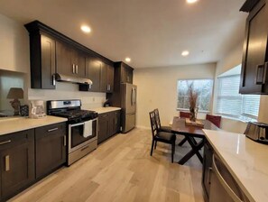 Fridge, oven, stovetop, cookware/dishes/utensils - Charming Disneyland Vacation House. (Santa Ana)