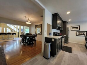 Dining - Charming Disneyland Vacation House. (Santa Ana)
