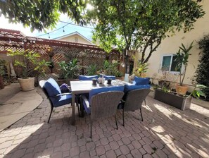 Outdoor dining - Charming Disneyland Vacation House. (Santa Ana)