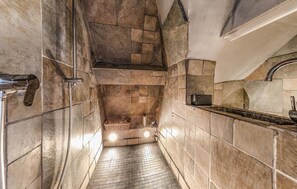 Shower, hair dryer - Lovely apartment in Ocquerre with swimming pool (Ocquerre)