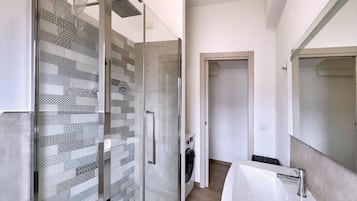 Ducha, artículos de tocador gratuitos, secador de pelo, bidet