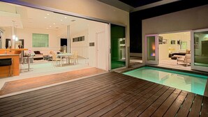 A modern house with an open-plan living area, a dining space, and a swimming pool. - 25% Off Sep 3-6 Perfect 4 Families -Pool, Jacuzzi* (Palm Springs)