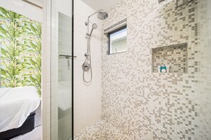 Baignoire, sèche-cheveux, serviettes fournies