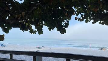 En la playa, camastros y toallas de playa