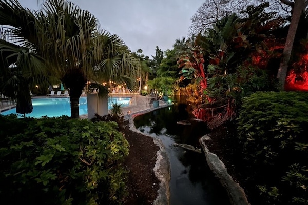 Een buitenzwembad, een verwarmd zwembad