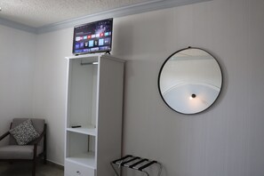 Habitación Confort, 2 camas matrimoniales | Decoración personalizada, muebles diferentes y wifi gratis 
