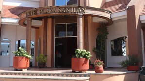 Hotellin sisäänkäynti, jossa on kyltti, jossa lukee: ”HOTEL PLAZA SAN JUAN”.