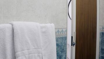 Regadera, regadera tipo lluvia, toallas, jabón