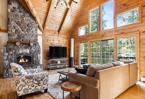 Luxe Log Cabin –Fireplace, Game Room & Club Access