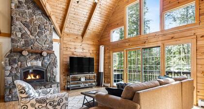Luxe Log Cabin –Fireplace, Game Room & Club Access