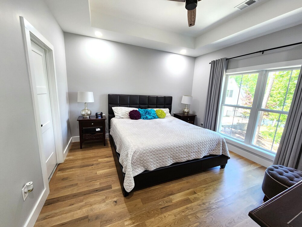 NEW CONSTRUCTION! Lake Keowee Lakefront 4 bedroom/4bath house, 9 mi. to