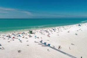 A wide beach with numerous umbrellas and people. - 2 Bed 2 Bath Centrally Located (Siesta Key)