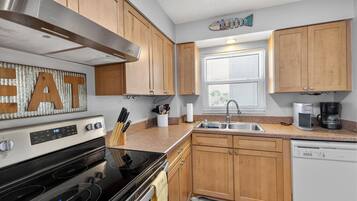 Deluxe Condo | Private kitchen