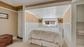 1 bedroom, iron/ironing board, travel cot, Internet