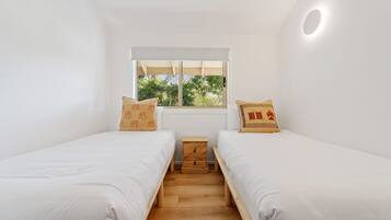 3 bedrooms, desk, iron/ironing board, WiFi