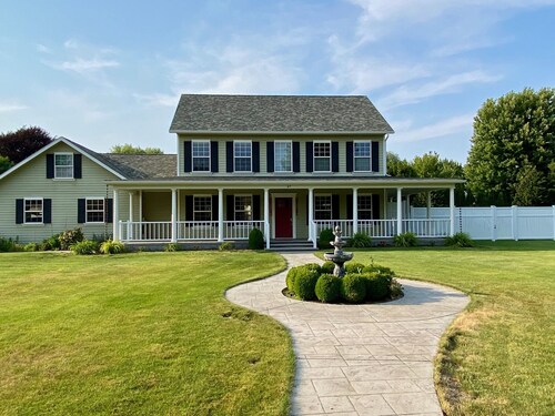 Charming Wine lovers Farm House with heated Pool & Hot tub!!