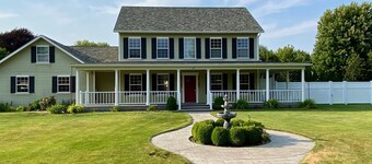 Charming Wine lovers Farm House with heated Pool & Hot tub!!