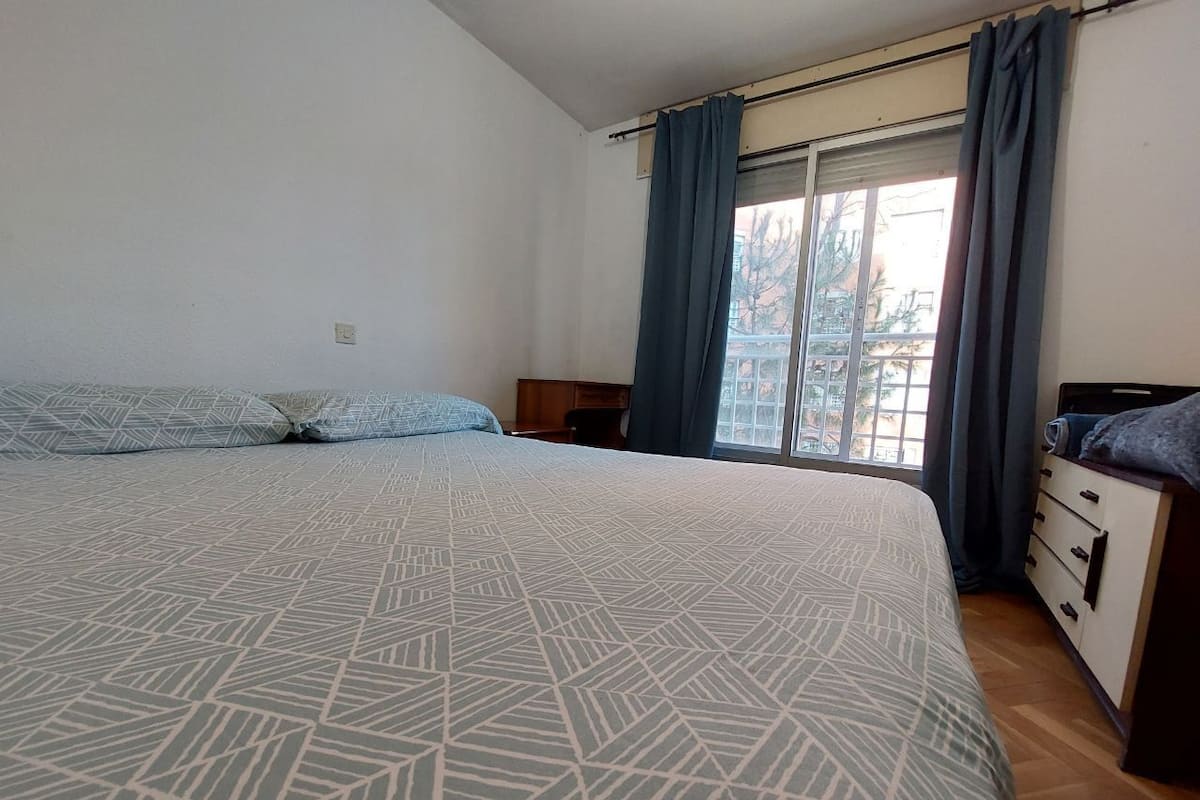 Habitación individual básica, 1 cama matrimonial | Muebles diferentes, escritorio y wifi gratis