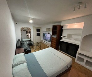 Estudio básico, 1 cama Queen size | Muebles diferentes, escritorio y wifi gratis