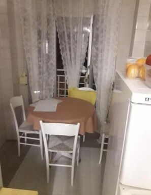 Individually furnished, desk, free WiFi