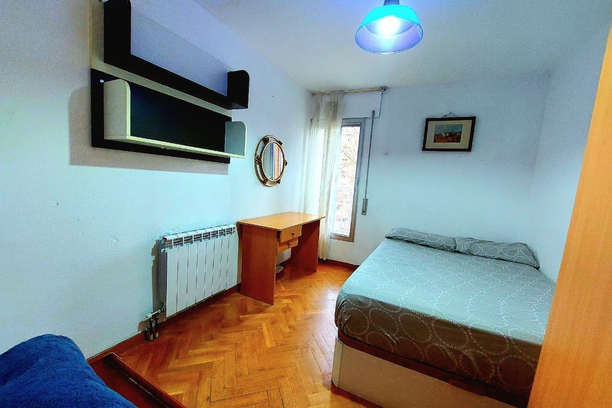 Habitación individual básica | Muebles diferentes, escritorio y wifi gratis