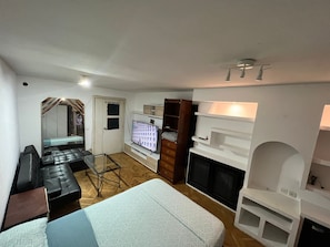 Estudio básico, 1 cama Queen size | Muebles diferentes, escritorio y wifi gratis