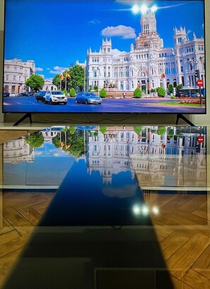 Estudio básico, 1 cama Queen size | Muebles diferentes, escritorio y wifi gratis