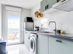 Réfrigérateur, micro-ondes, cafetière/bouilloire, grille-pain