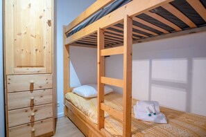 1 camera, ferro/asse da stiro, lenzuola