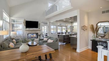 TV connectée, cheminée, lecteur de DVD, table de tennis de table