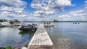 Puinen laituri, joka ulottuu tyynen veden ylle, ja jonka päässä on kiinnitettynä vene nimeltä ’Waverunner FX’.