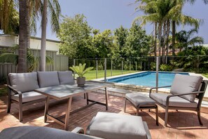 A heated pool - Oasis - Luxe living, with pool / walk to cafes (Dulwich)