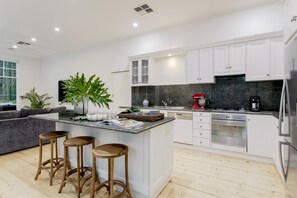 Geladeira, micro-ondas, fogão, cooktop