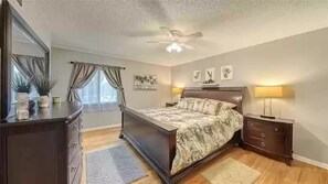 Condo Deluxe | Escritorio, tabla de planchar con plancha y wifi gratis 