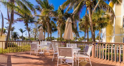 Precious Condo, 3 Blocks to Beach.. Happy Place!
