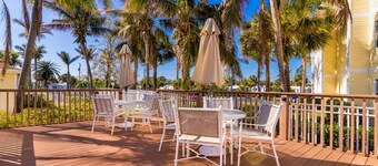 Precious Condo, 3 Blocks to Beach.. Happy Place!