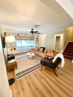 Smart TV, libri, impianto stereo, monitor per computer