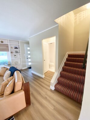 Smart TV, libri, impianto stereo, monitor per computer