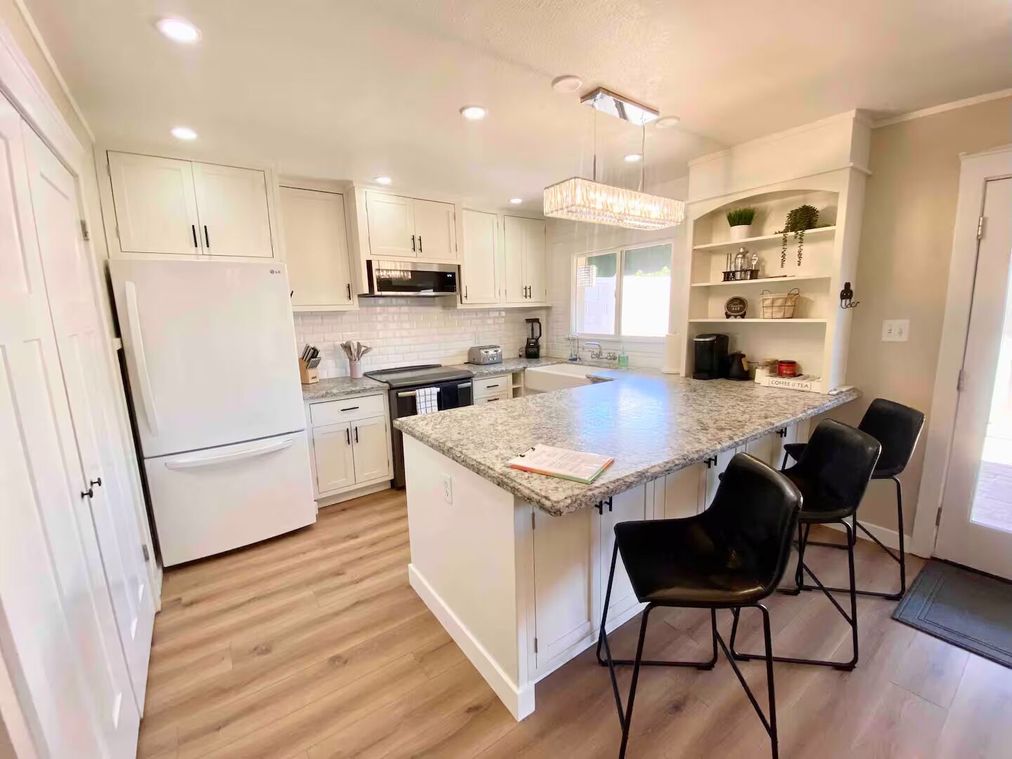 Frigorifero, microonde, forno, piano cottura