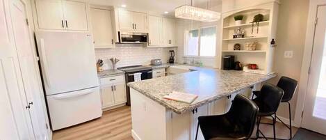 Jääkaappi, mikroaaltouuni, uuni, liesi